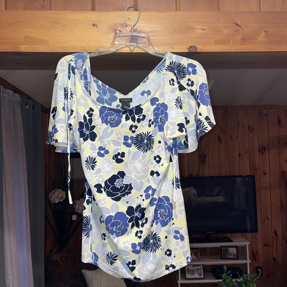 ann taylor top!!